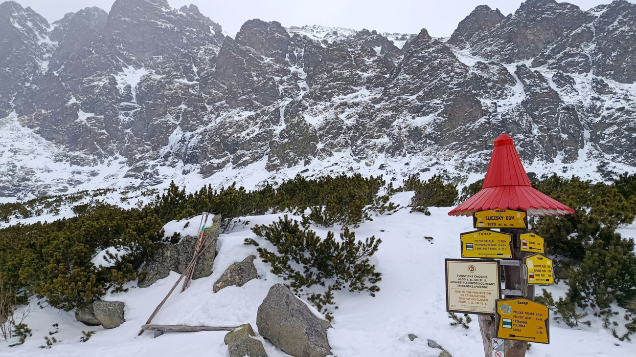 Turistický smerovník v Tatrách. Foto: Andrea Turistka.