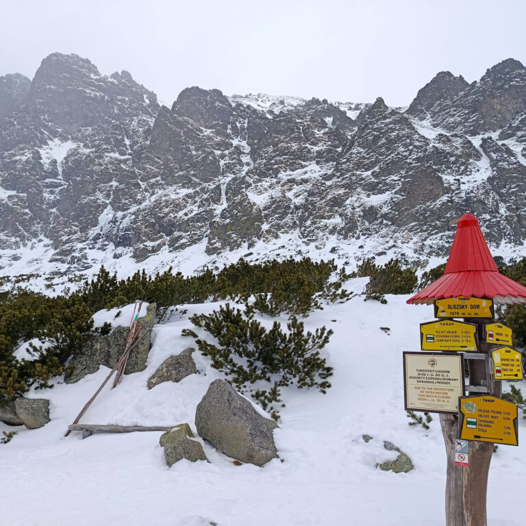 Turistický smerovník v Tatrách. Foto: Andrea Turistka.