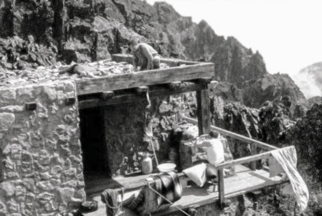 Rekvizita pre Medenú vežu a Orlie pierko