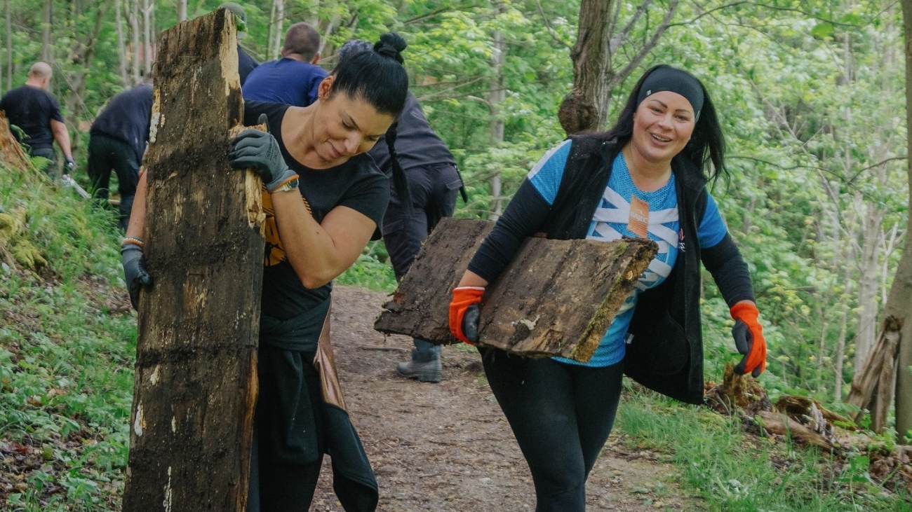 Hikemates počas jednej z dobrovoľných brigád