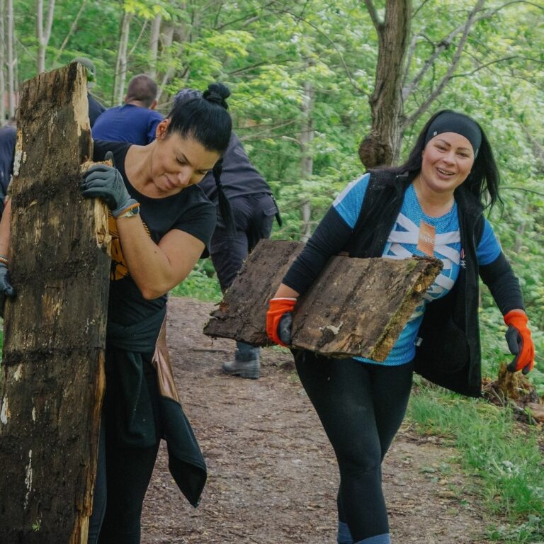 Hikemates počas jednej z dobrovoľných brigád