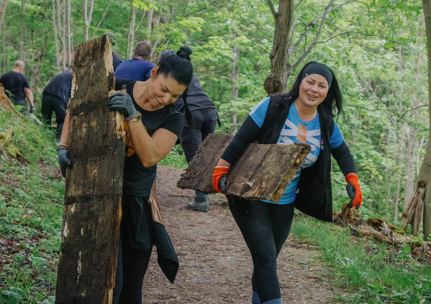 Hikemates počas jednej z dobrovoľných brigád