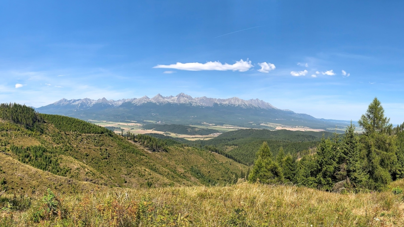 Výhľad z Kravianskej vyhliadky na Vysoké Tatry