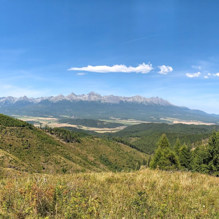 Výhľad z Kravianskej vyhliadky na Vysoké Tatry