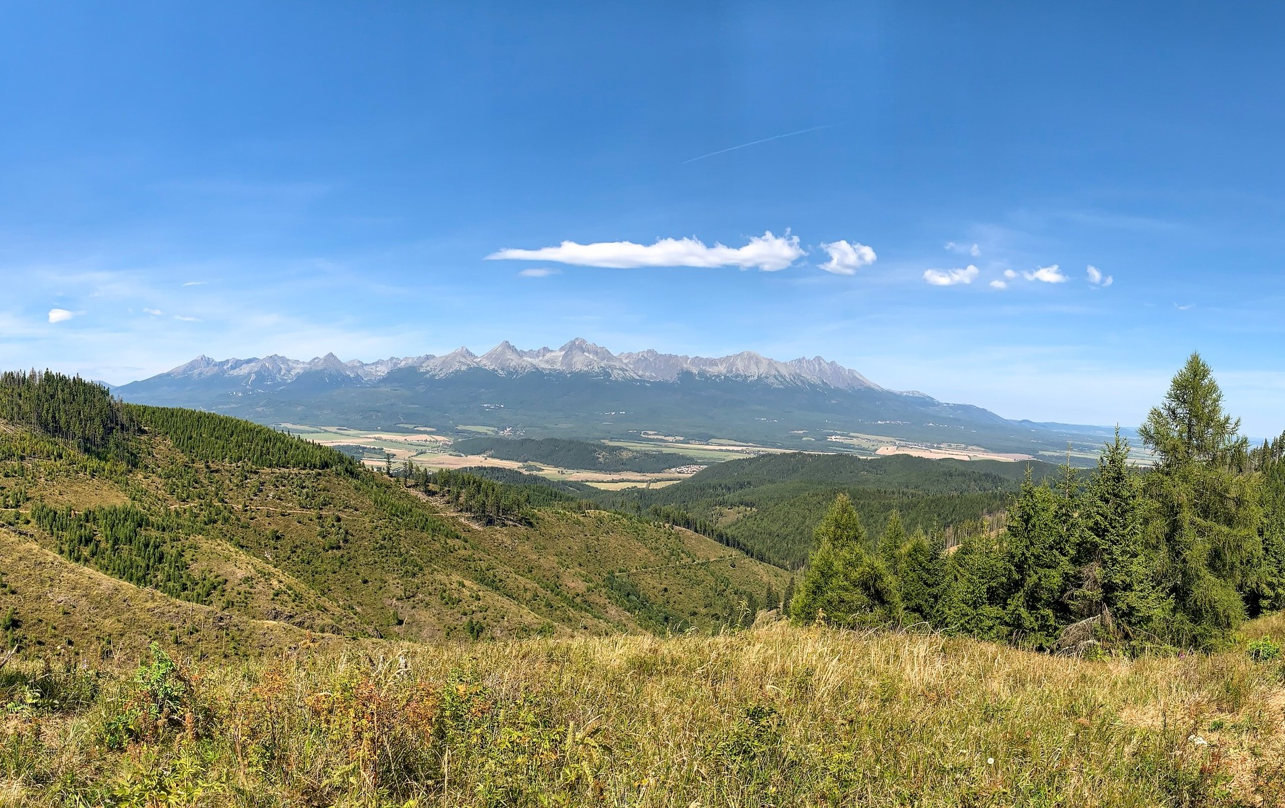 Výhľad z Kravianskej vyhliadky na Vysoké Tatry