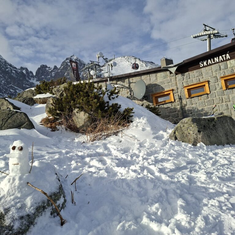 Takto dozdobil exteriér Skalnatej chaty Radovan Magula. Fanúšikovia boli štedrí, skončil na štvrtom mieste