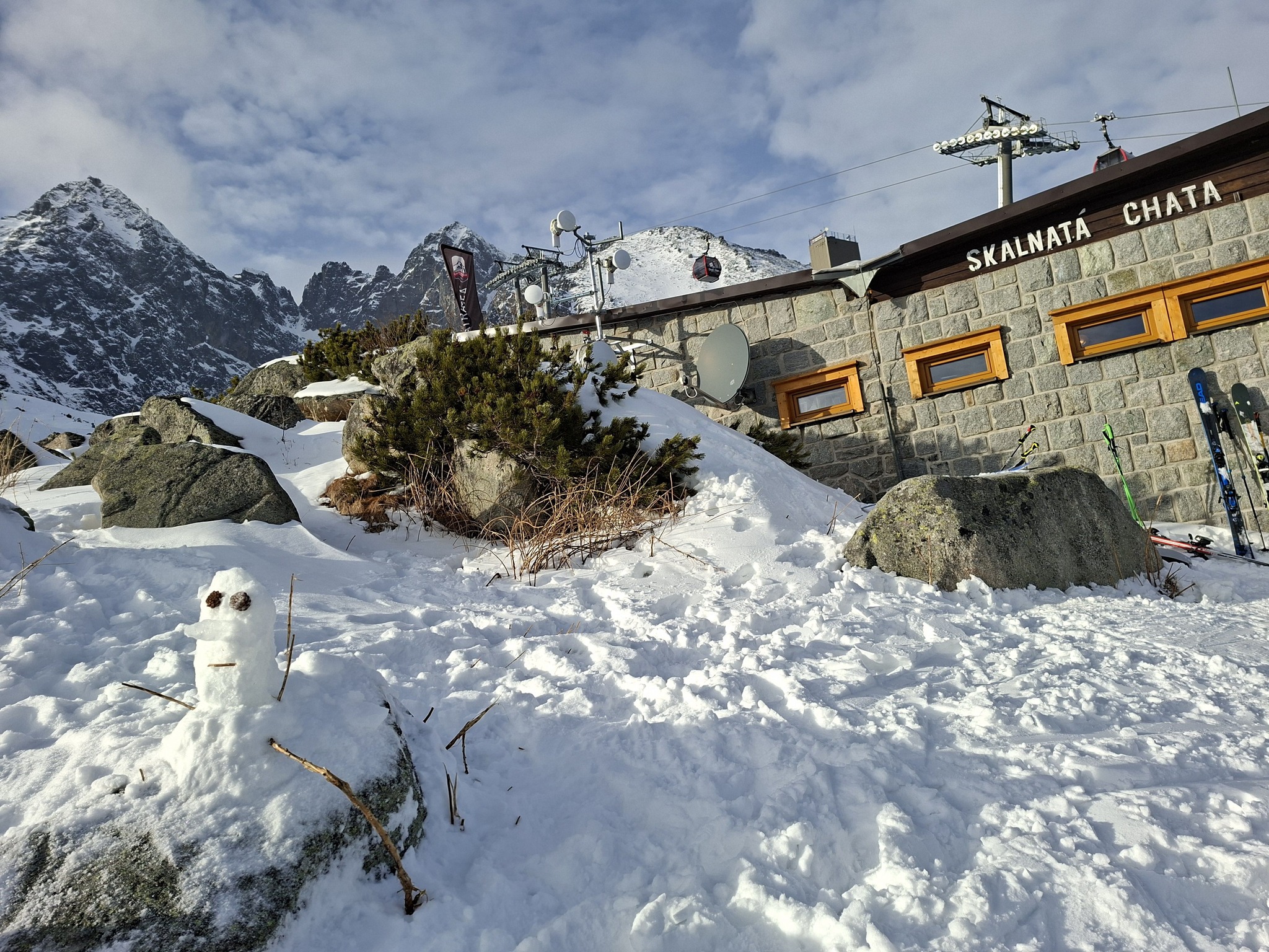 Takto dozdobil exteriér Skalnatej chaty Radovan Magula. Fanúšikovia boli štedrí, skončil na štvrtom mieste
