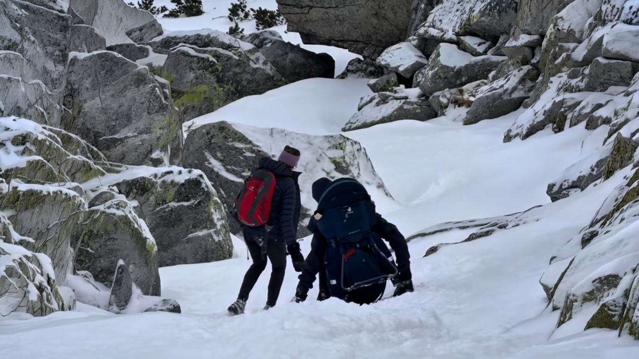 Turisti v Tatrách s nevhodným výstrojom. Foto: Instagram tatry_officia, upravené AI.