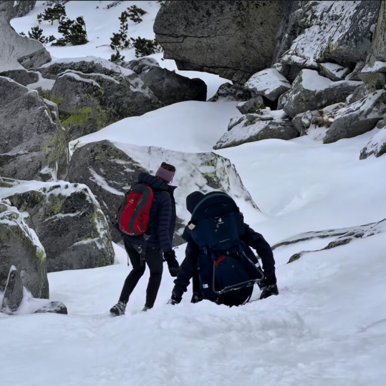 Turisti v Tatrách s nevhodným výstrojom. Foto: Instagram tatry_officia, upravené AI.