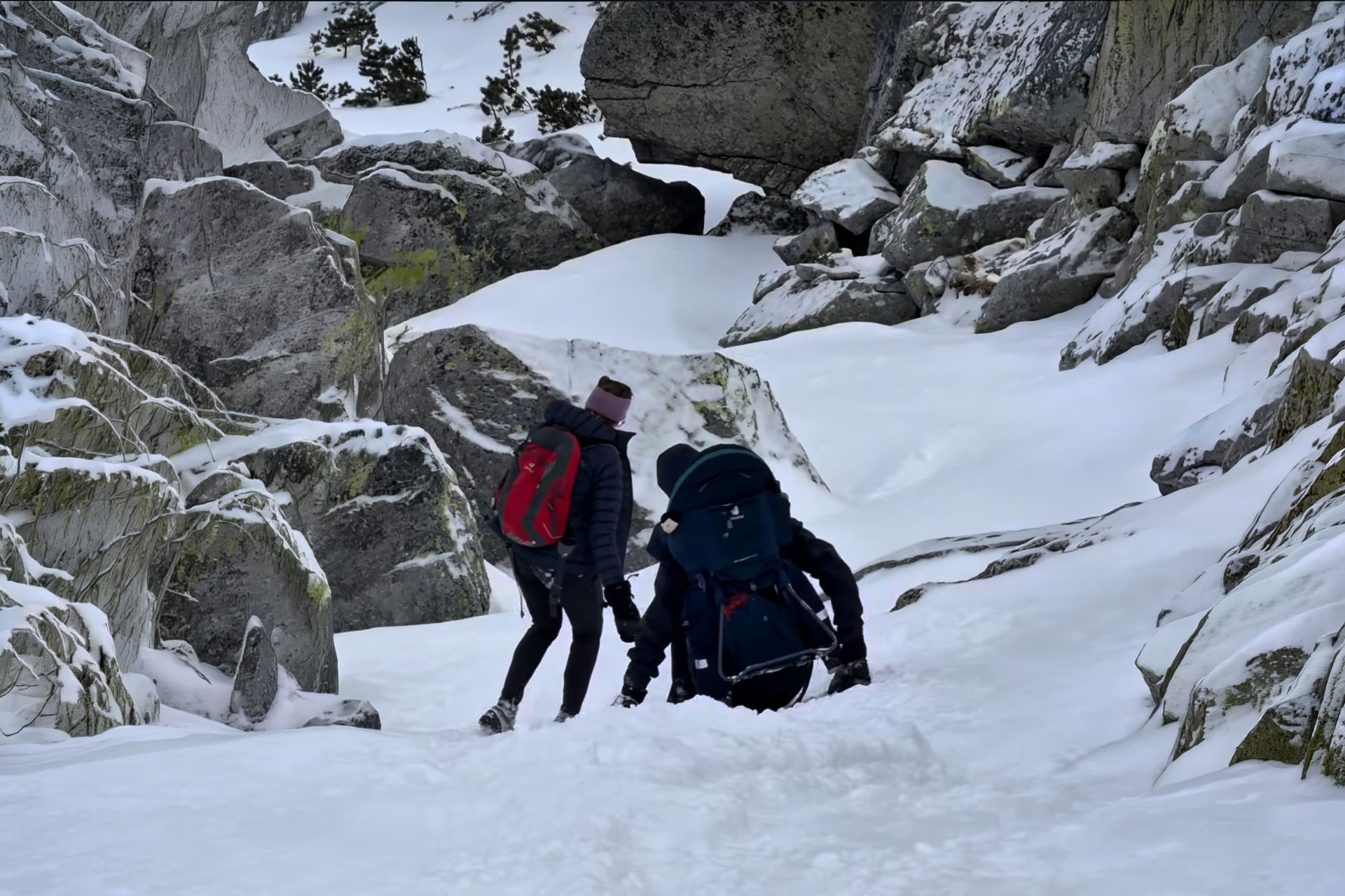 Turisti v Tatrách s nevhodným výstrojom. Foto: Instagram tatry_officia, upravené AI.