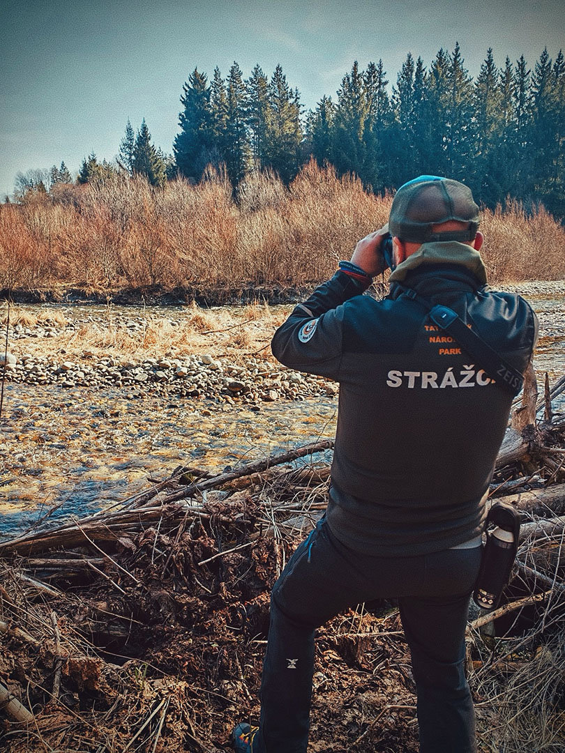 Strážcovia prírody kontrolujú okolie rieky Belá. Foto: Správa Tatranského národného parku.