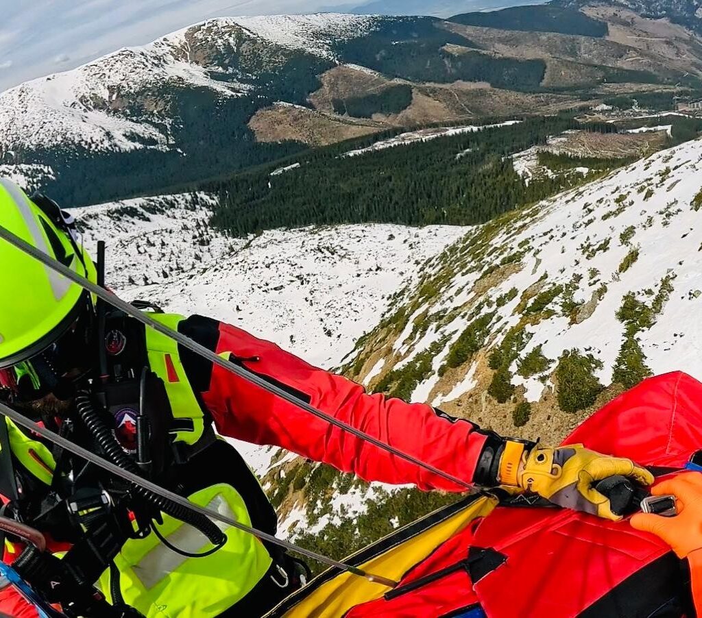 Štatistika je neúprosná. Záchranárske vrtuľníky na svahoch pristávali v sezóne často
