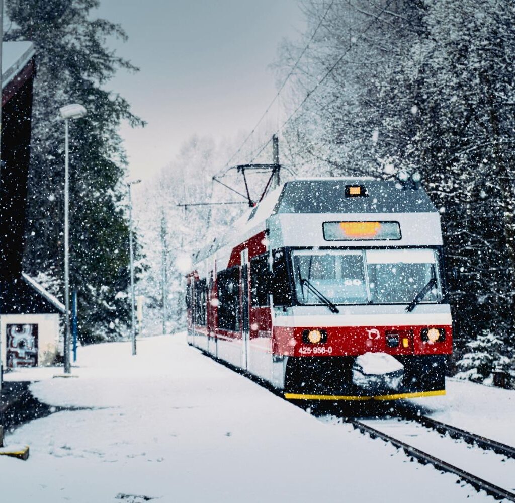 V piatok má vo Vysokých Tatrách snežiť. Tak ako nedávno v Starej Lesnej