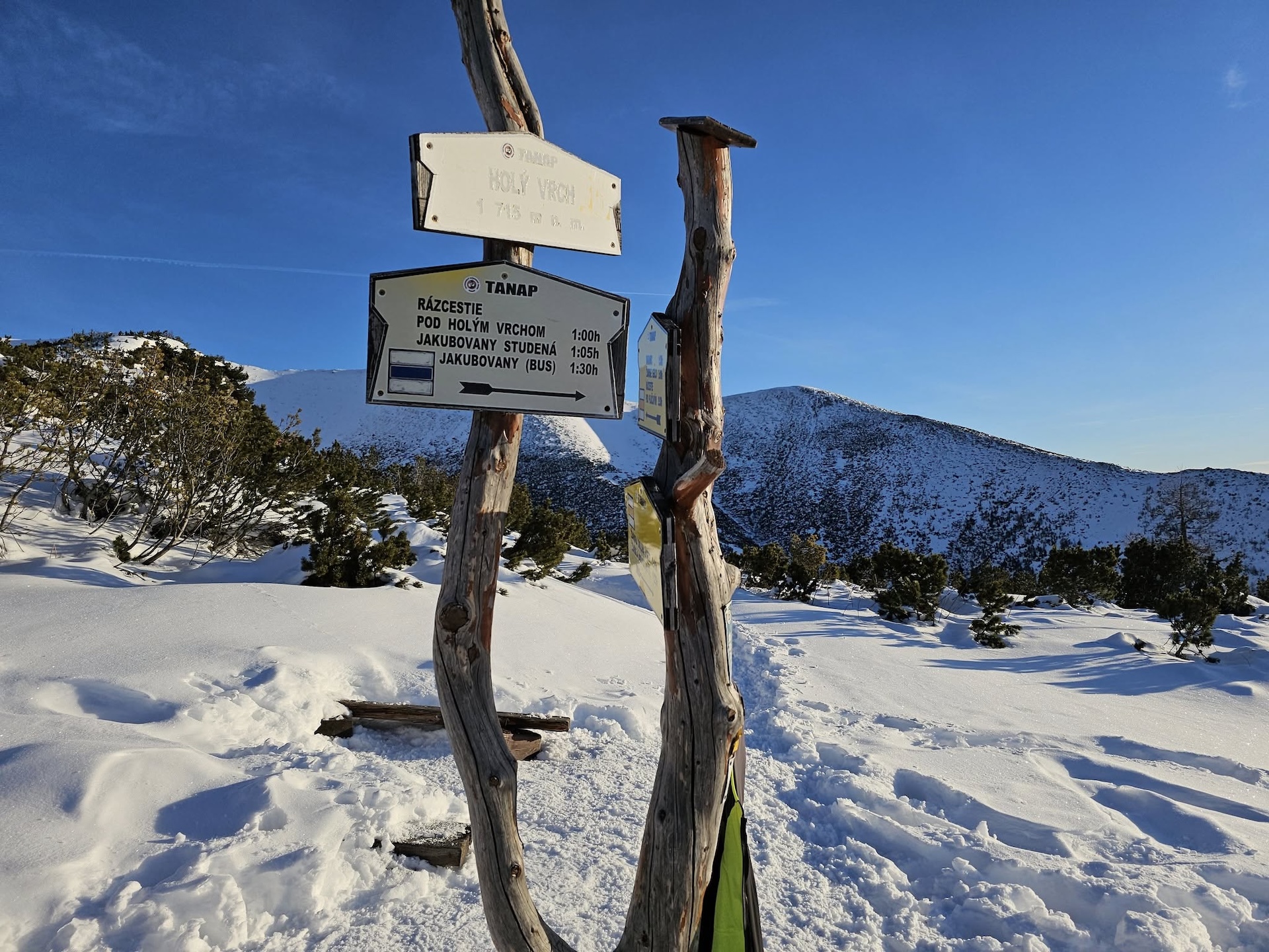Turistický smerovník Holý vrch. Foto: Peter Tobis.