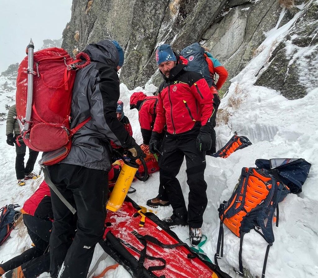 Počas záchrany poľského horolezca