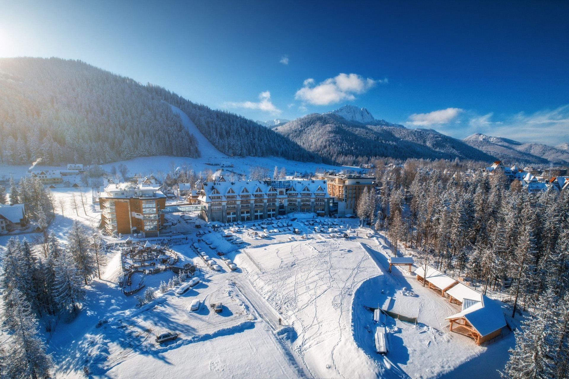 Hotelový komplex Nosalowy Dwor sa nachádza pod horou Nosal. Foto zdroj: nosalowy-dwor.eu.