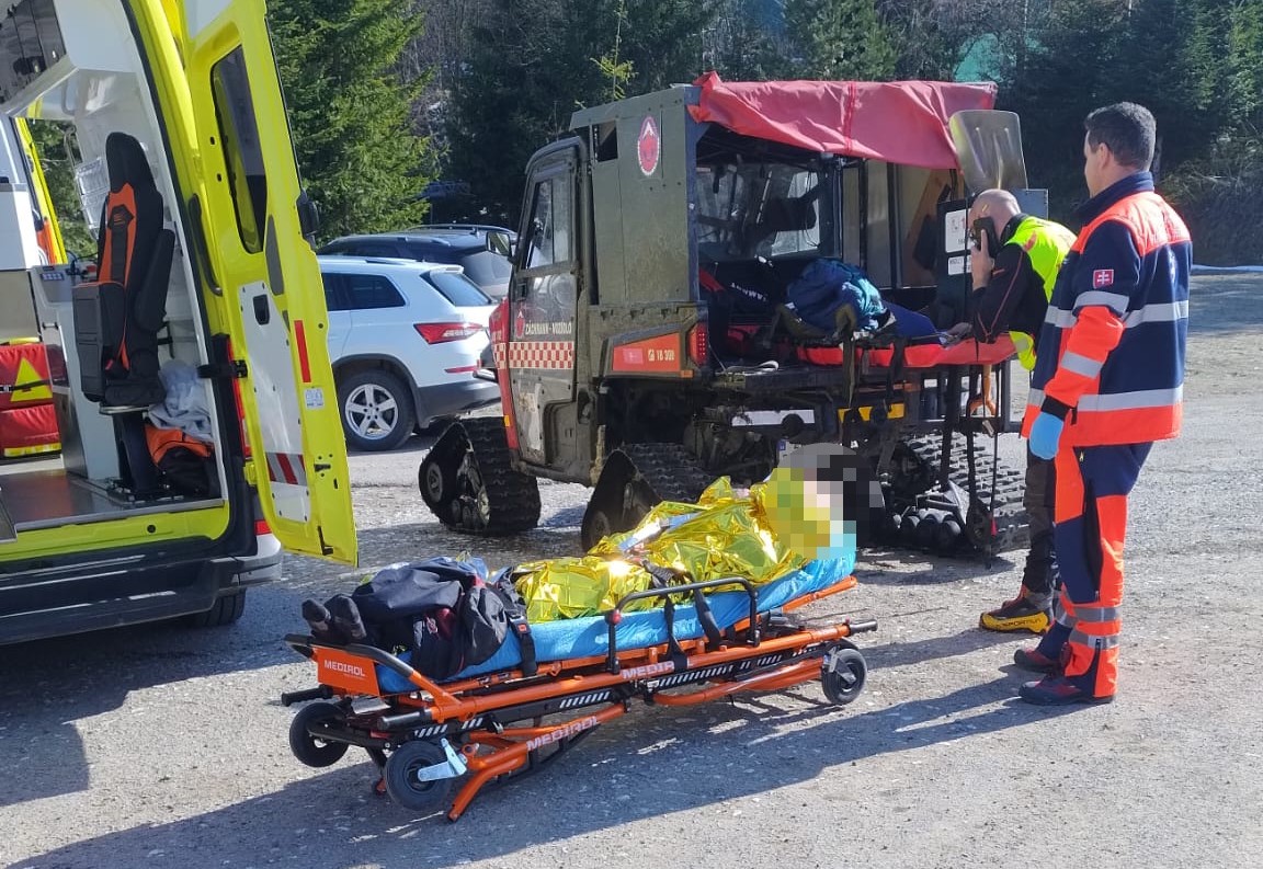 Ukrajinského turistu po ošetrení odovzdali posádke RZP