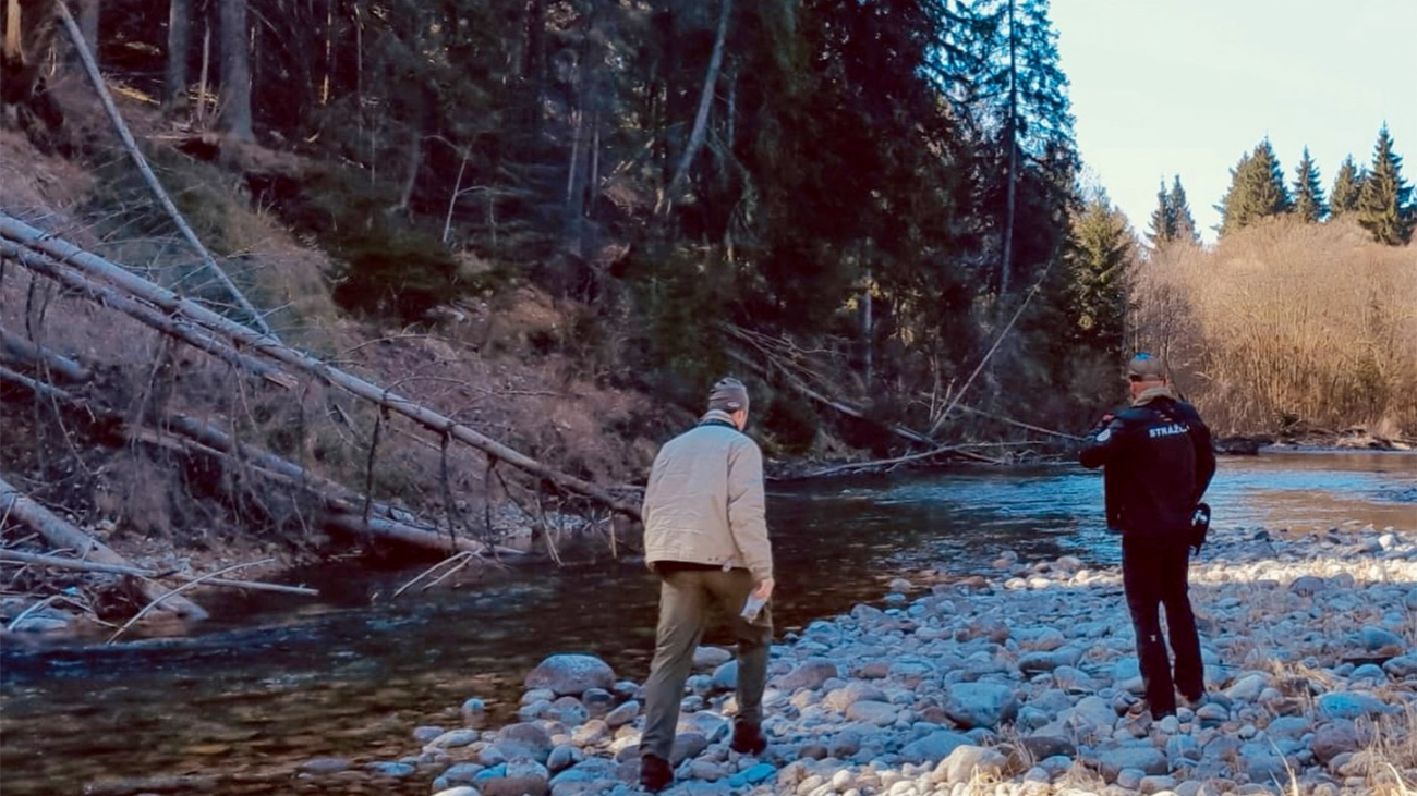 Strážcovia prírody kontrolujú okolie rieky Belá. Foto: Správa Tatranského národného parku.