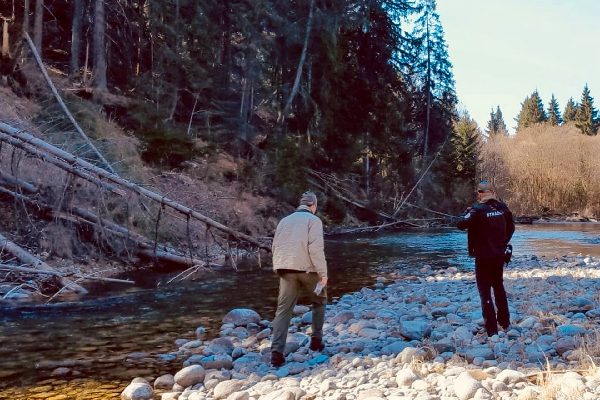 Strážcovia prírody kontrolujú okolie rieky Belá. Foto: Správa Tatranského národného parku.
