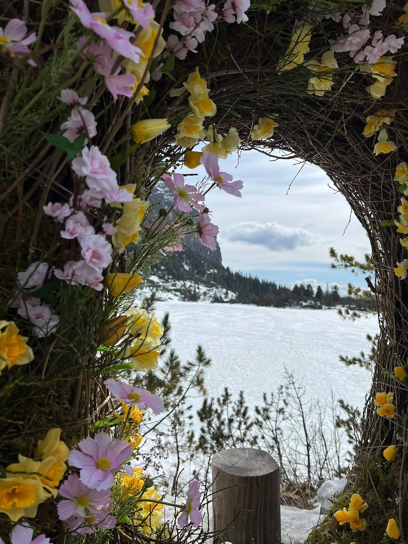Veľkonočne ozdobený veniec pri Popradskom plese je obľúbeným fotomiestom. Foto: Mony – handmade by MVL.