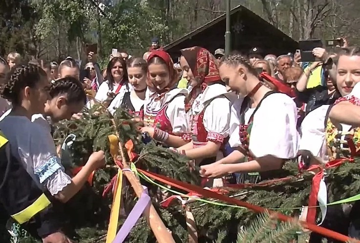 Stavanie májov. Aj toto bude v programe