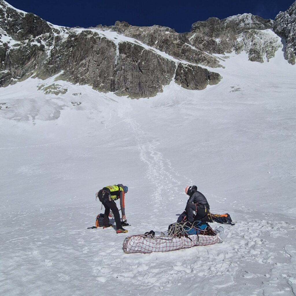 Telo poľského turistu pripravené na transport