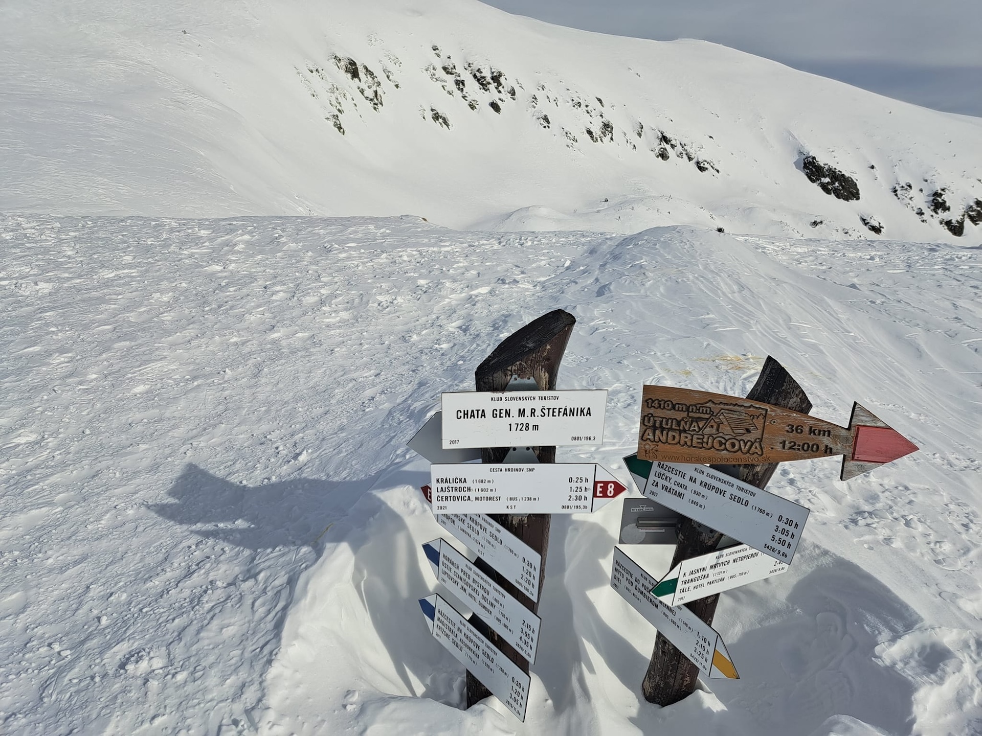 Turistický smerovník pri Chate M. R. Štefánika. Foto: Erik Márföldy.