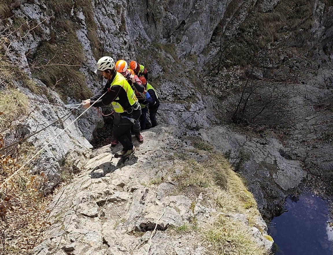 K ľuďom, ktorí potrebujú pomoc, sa treba najskôr dostať