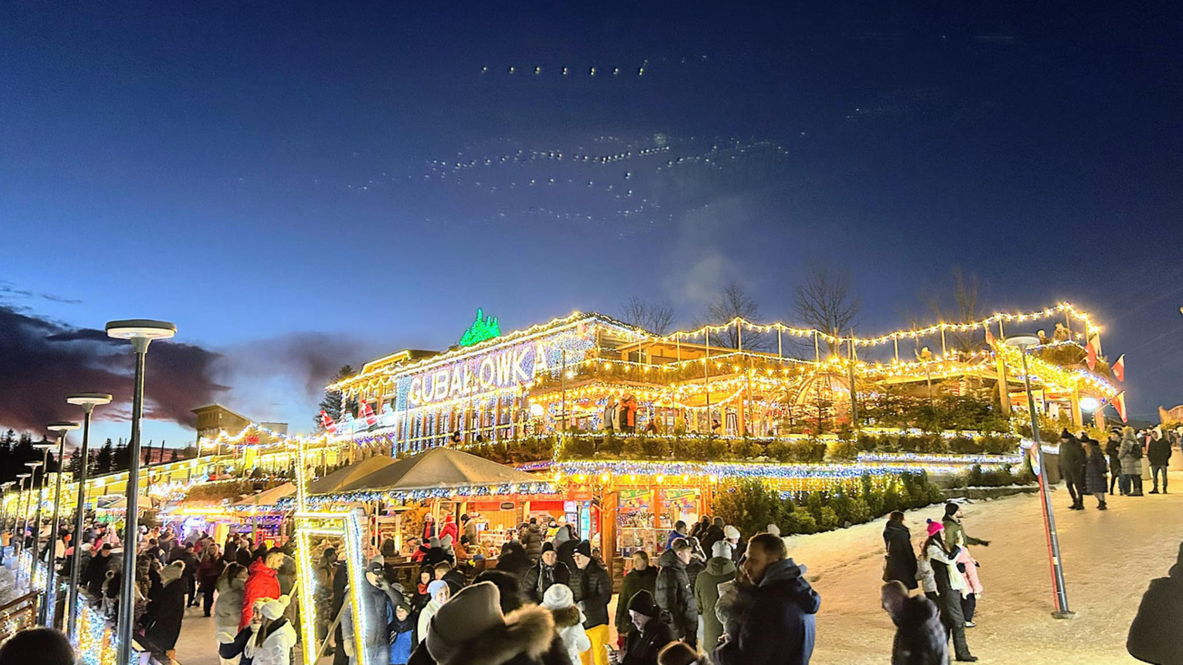Vysvietené obchody a stánky pri stanici lanovky na vrch Gubalowka. Foto: John Prada Barna.