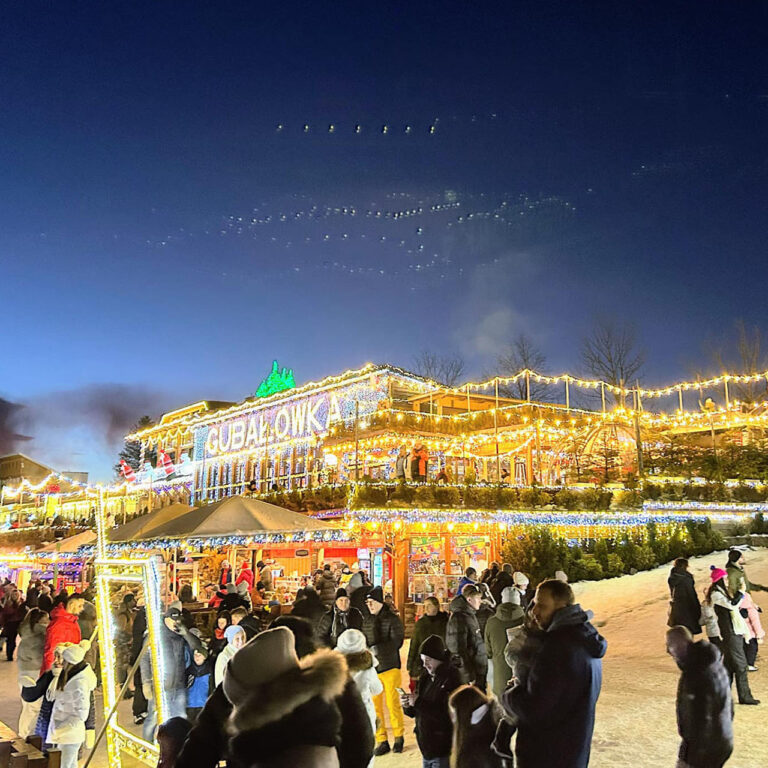Vysvietené obchody a stánky pri stanici lanovky na vrch Gubalowka. Foto: John Prada Barna.