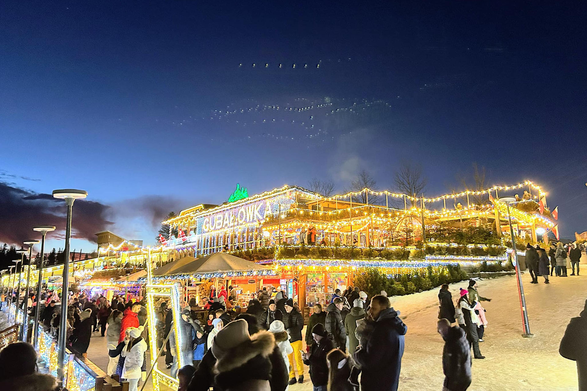 Vysvietené obchody a stánky pri stanici lanovky na vrch Gubalowka. Foto: John Prada Barna.