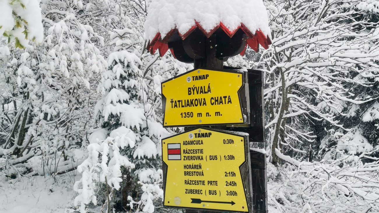 Turistický smerovník pri bývalej Ťatliakovej chate. Foto: Nikolas Reguly.