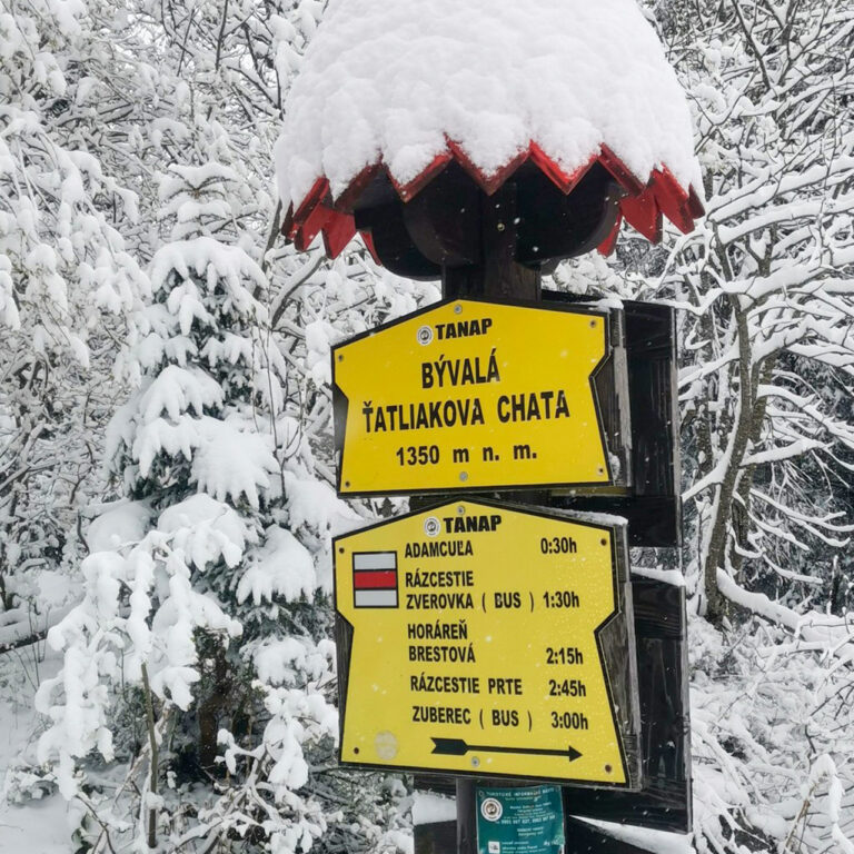 Turistický smerovník pri bývalej Ťatliakovej chate. Foto: Nikolas Reguly.