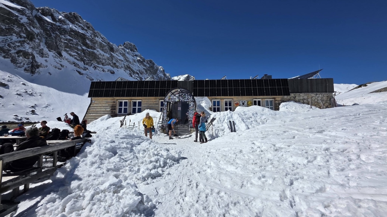 Zbojnícka chata v apríli 2026. Foto: Šleso Miro.