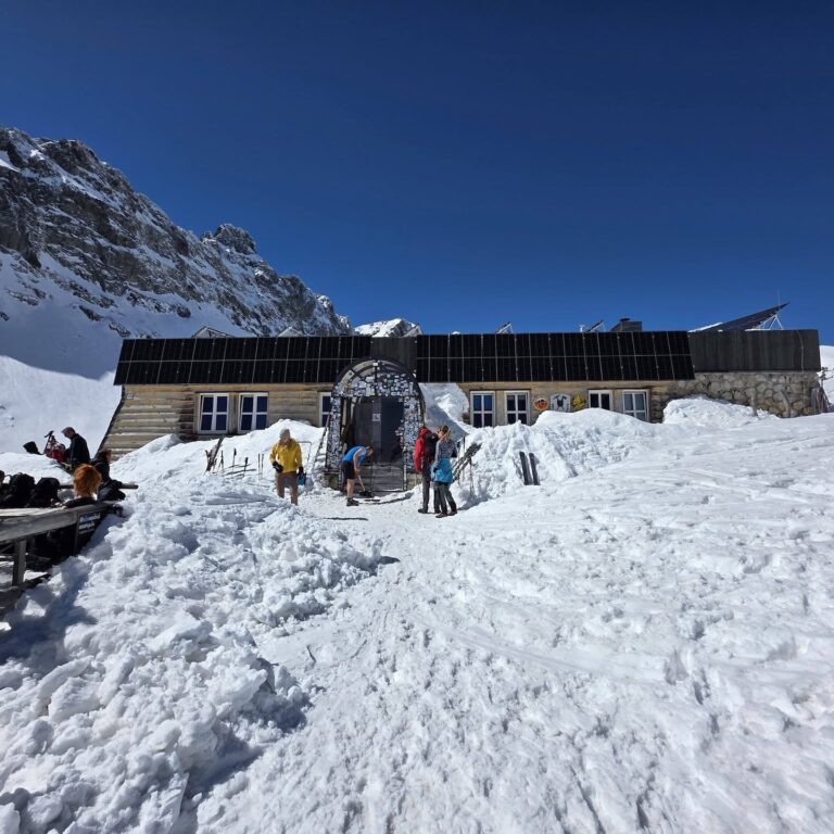 Zbojnícka chata v apríli 2026. Foto: Šleso Miro.