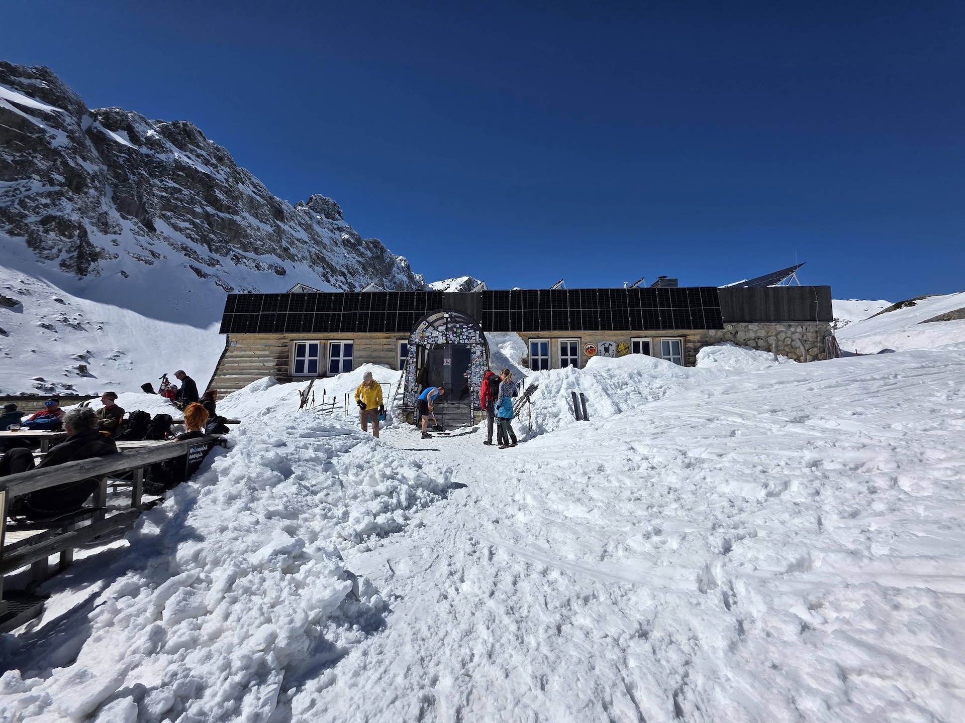 Zbojnícka chata v apríli 2026. Foto: Šleso Miro.