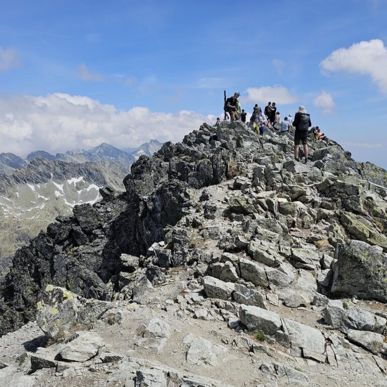 Výstup na ikonický kopec je magnetom mnohých turistov