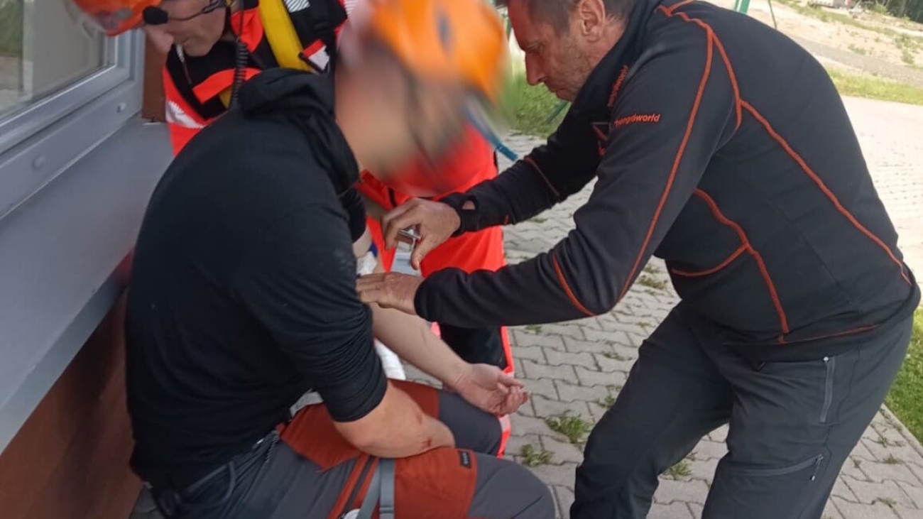 Lekár ošetruje pacienta na heliporte v Starom Smokovci