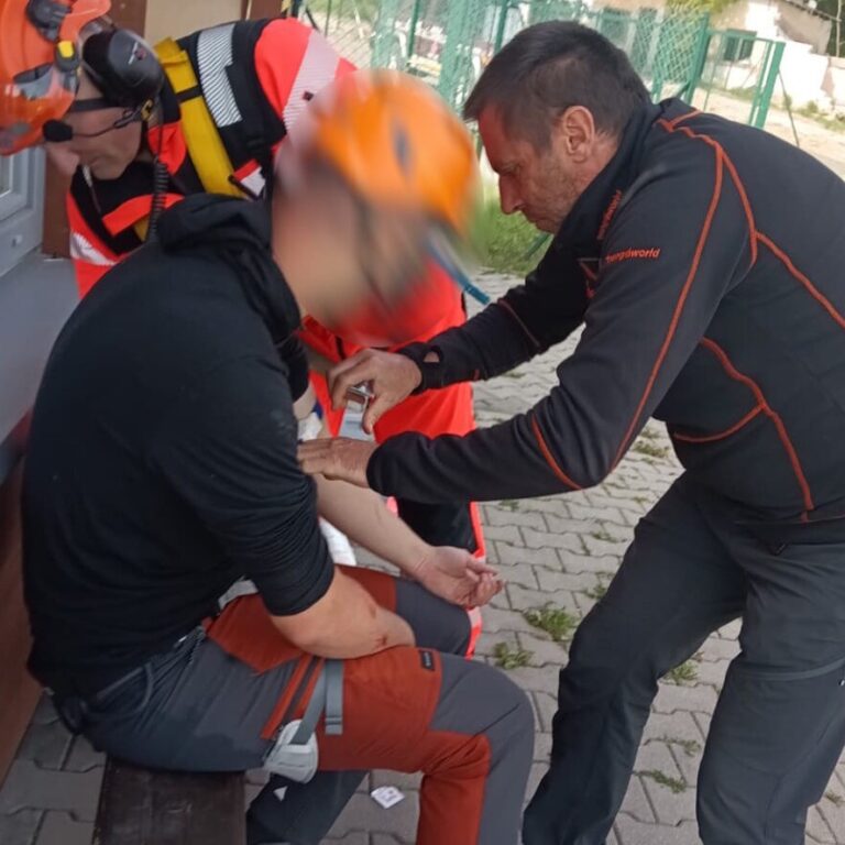Lekár ošetruje pacienta na heliporte v Starom Smokovci