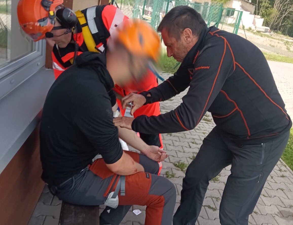 Lekár ošetruje pacienta na heliporte v Starom Smokovci