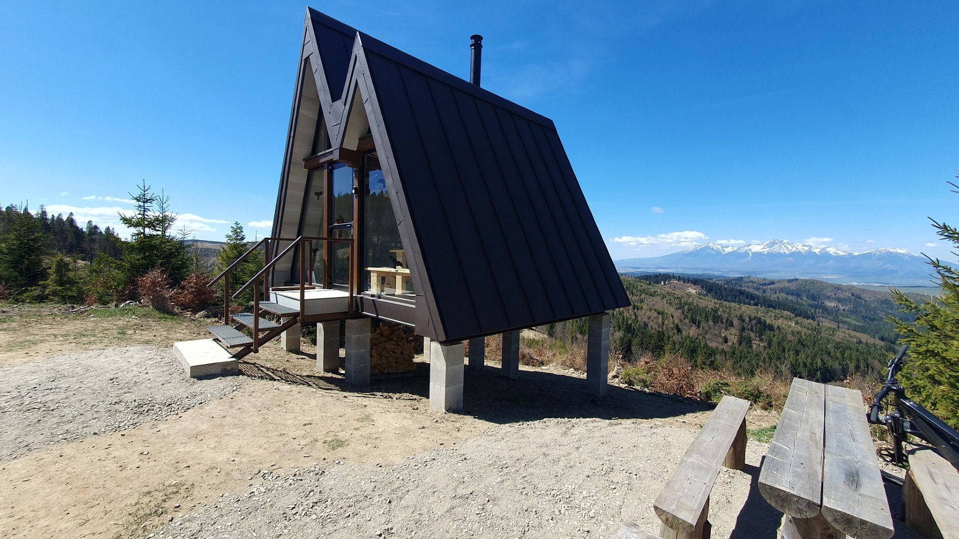 Z novej útulne je krásny výhľad na Vysoké Tatry