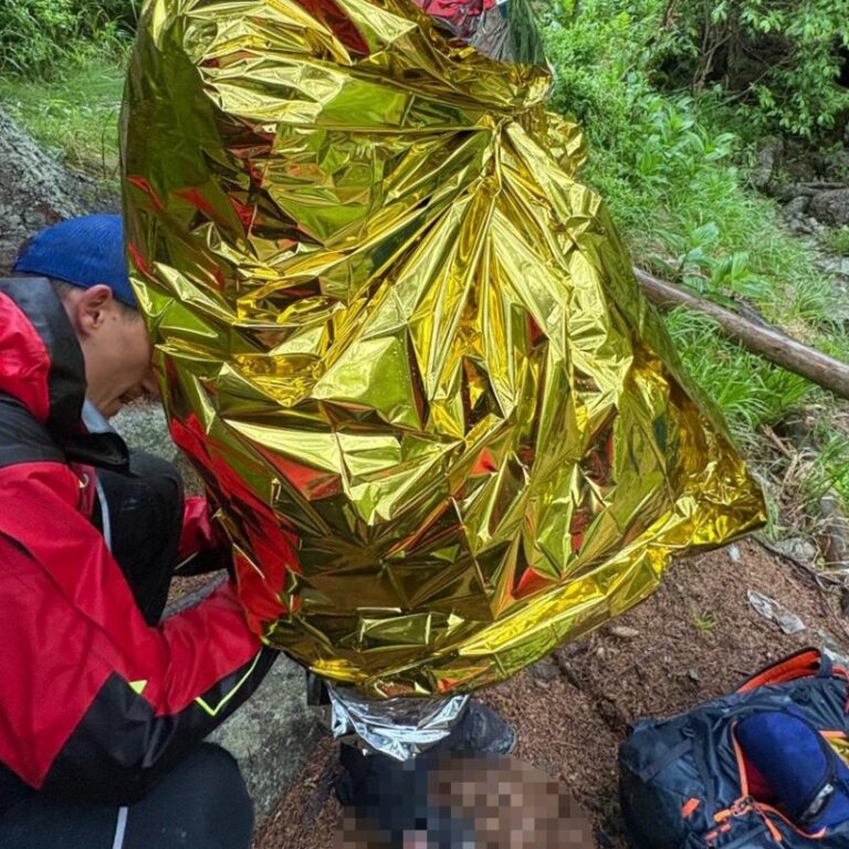 Horskí záchranári pacientku zatepľujú