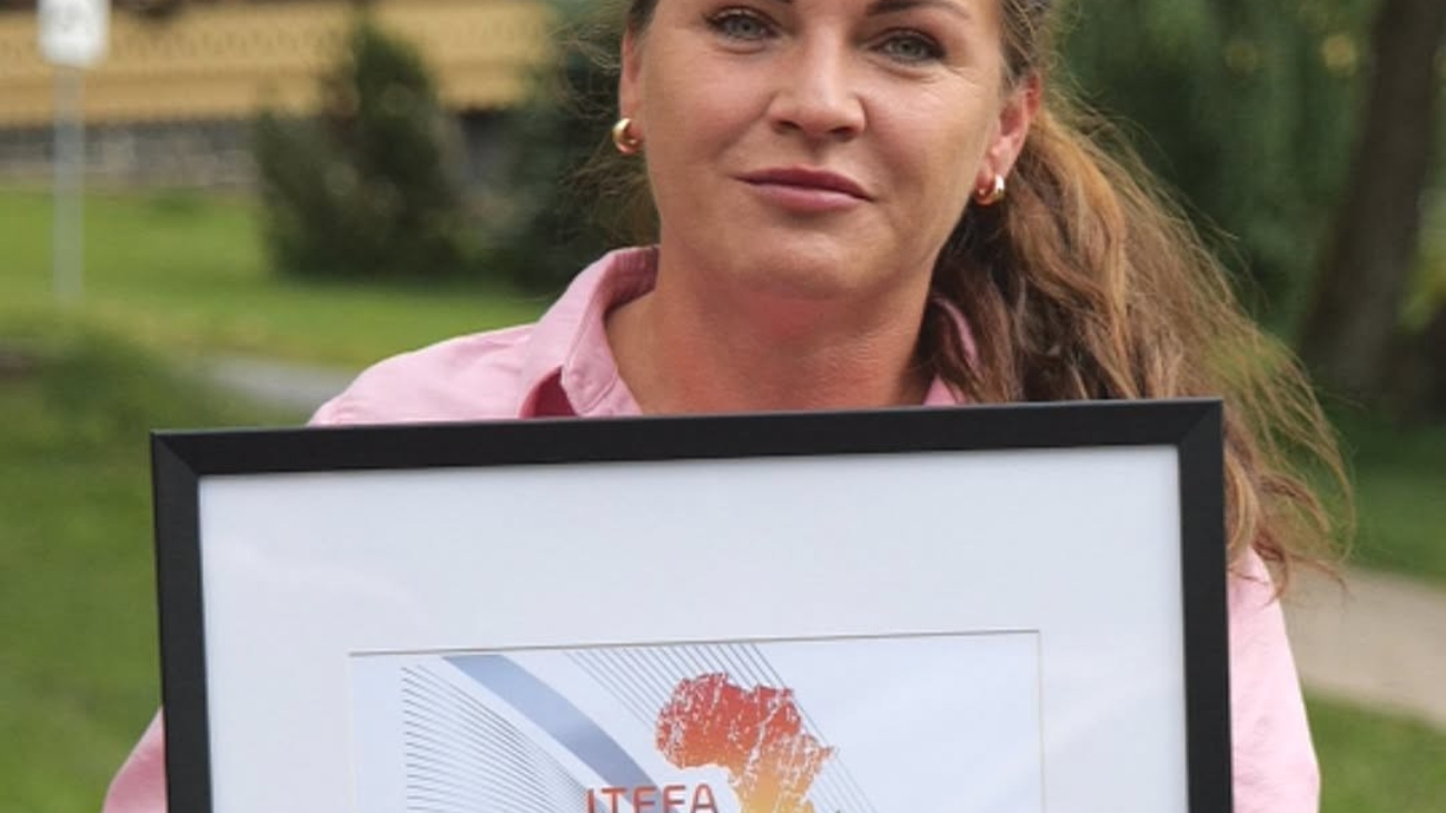 Z Afriky prišla do Tatier dobrá správa. Dokazuje to aj certifikát v rukách výkonnej riaditeľky OOCR Región Vysoké Tatry Lucie Blaškovej