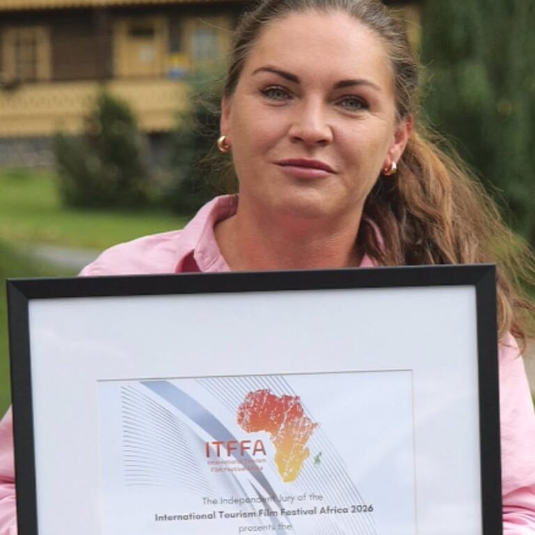 Z Afriky prišla do Tatier dobrá správa. Dokazuje to aj certifikát v rukách výkonnej riaditeľky OOCR Región Vysoké Tatry Lucie Blaškovej