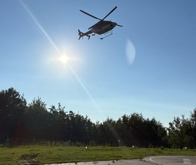 Vrtuľník pristáva na heliporte v Starom Smokovci