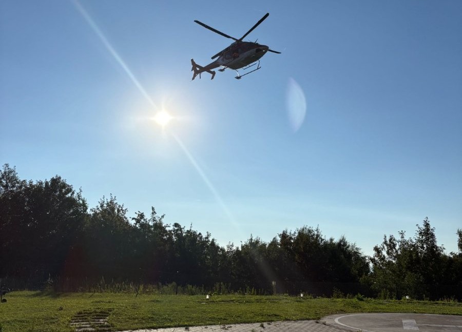 Vrtuľník pristáva na heliporte v Starom Smokovci