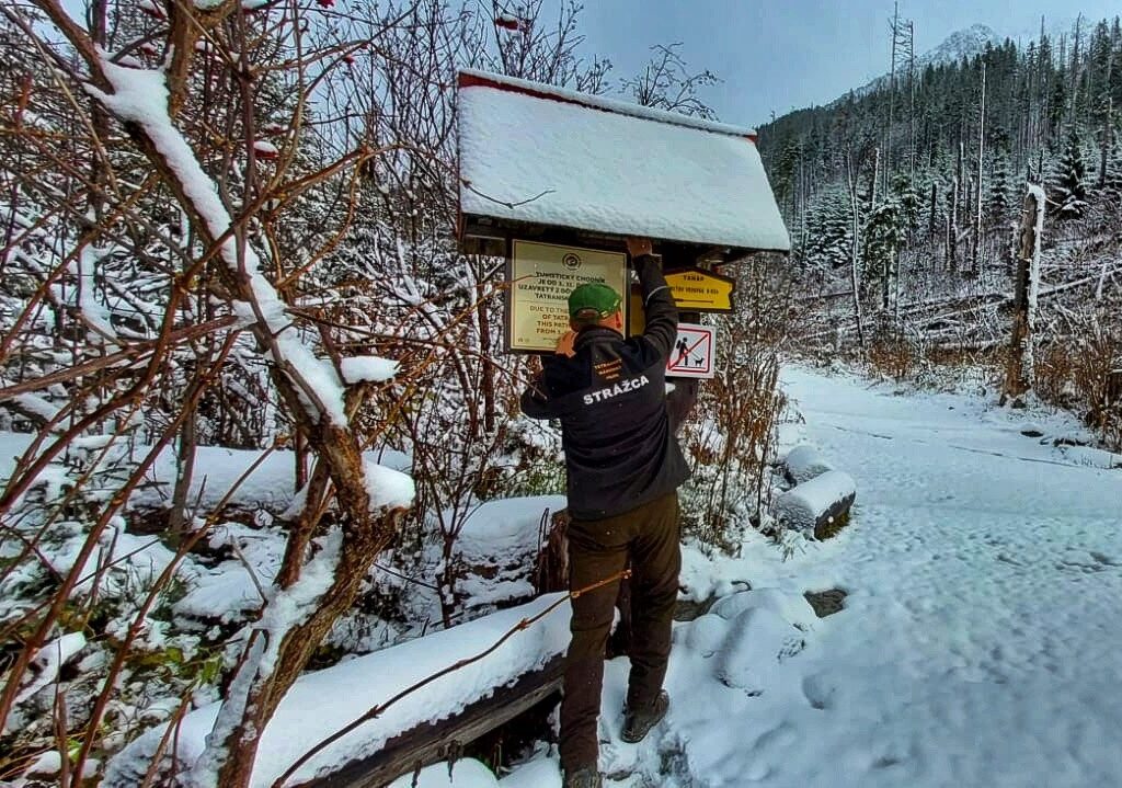 Aj napriek zimnej uzávere návštevníci z viacerých krajín Tatry vyhľadávajú