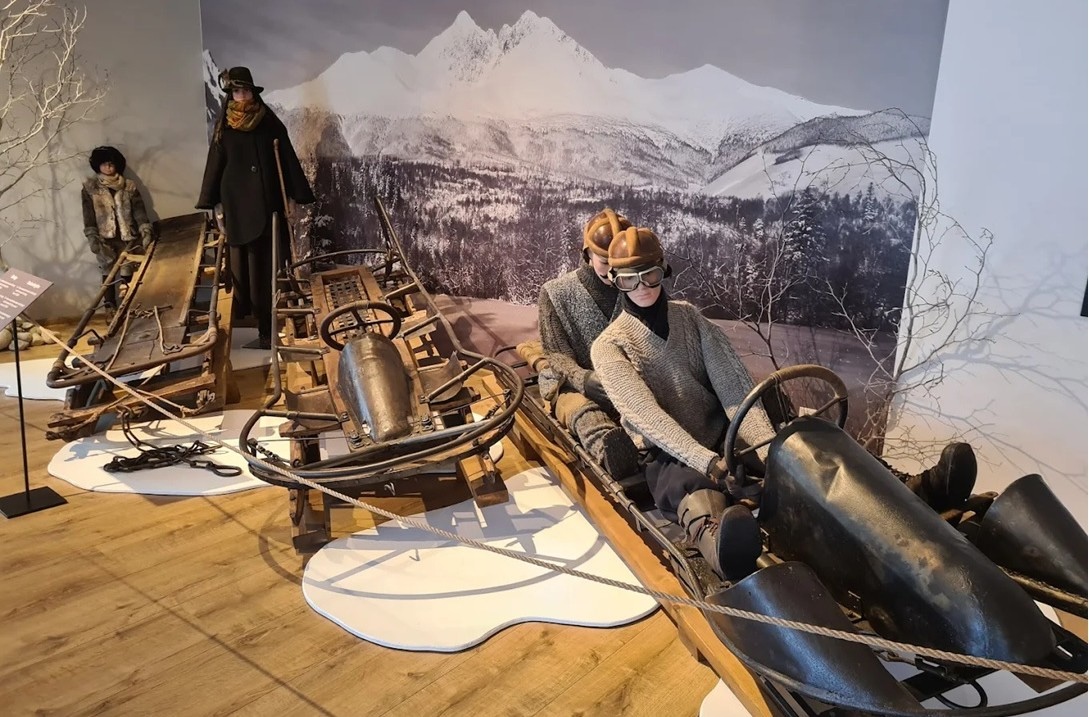Návštevníkov zaujme zbierka unikátnych bobov, ktoré kedysi brázdili bobové dráhy v Tatranskej Lomnici. Foto: zdroj Ski Museum, Marián Bizub.