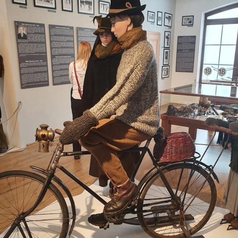K exponátom múzea patrí aj univezálny zimný bicykel. Foto: zdroj Ski Museum, Martin Zajíček.
