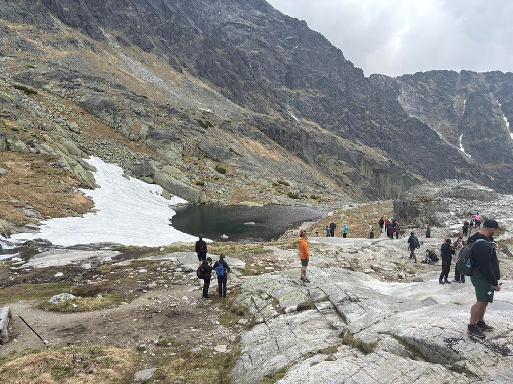 V okolí chaty boli desiatky turistov
